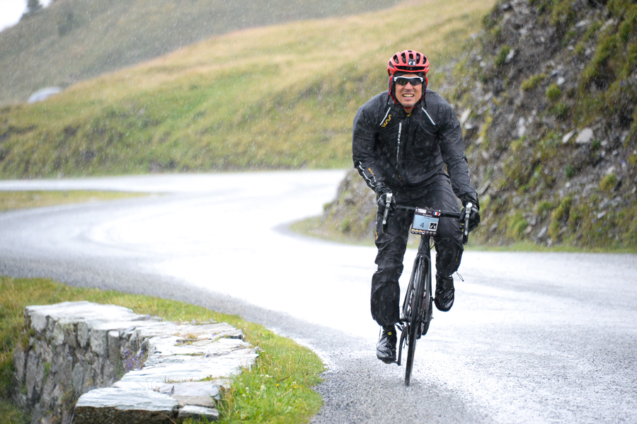 waa equipement velo imperméable  velo támar disc specialized sous la pluie dans le col du glandons