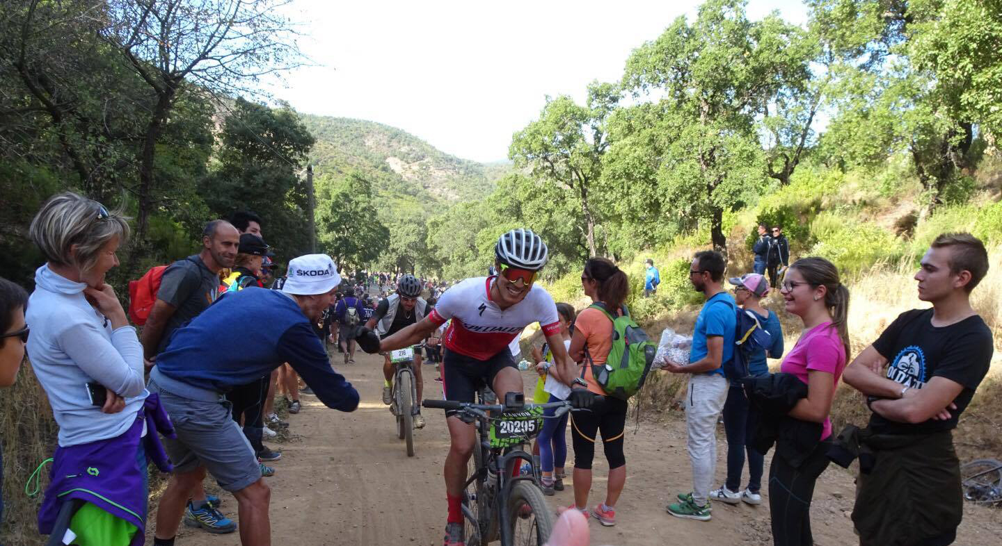 Dans la montée du Bougnon au Roc d'Azur avec une caméra