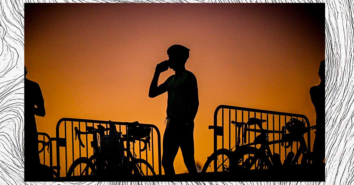 silhouette sur un levé de soleil